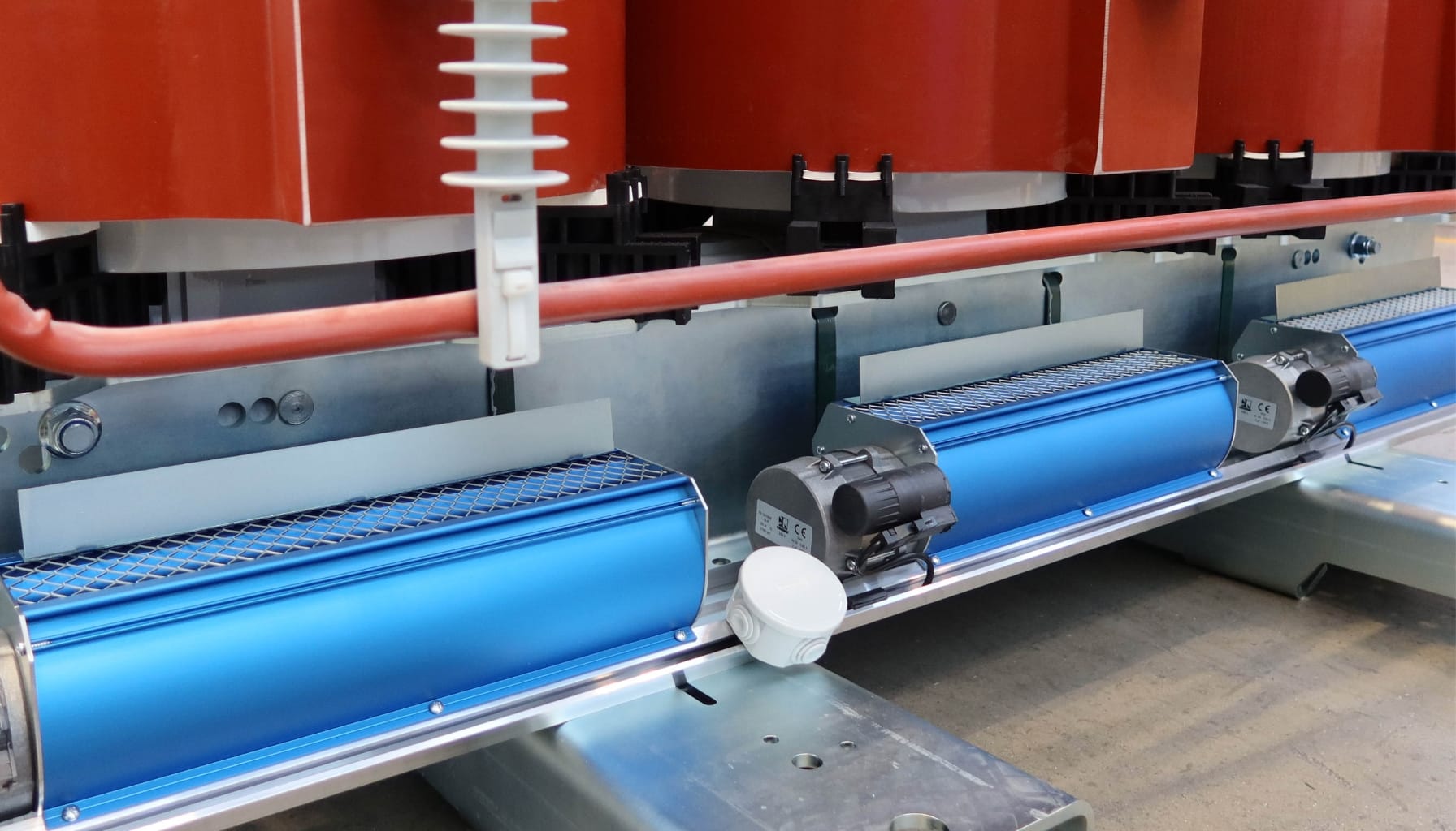 Fläkt för forcerad kylning på en gjuthartstransformator.